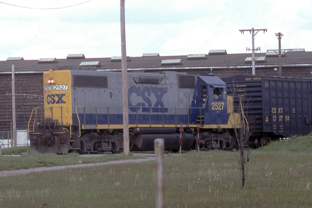 CSX 2527 switching a plant